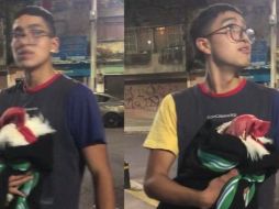 El clip muestra al joven lanzando un chiste sobre el temblor mientras abraza a su gallo. ESPECIAL