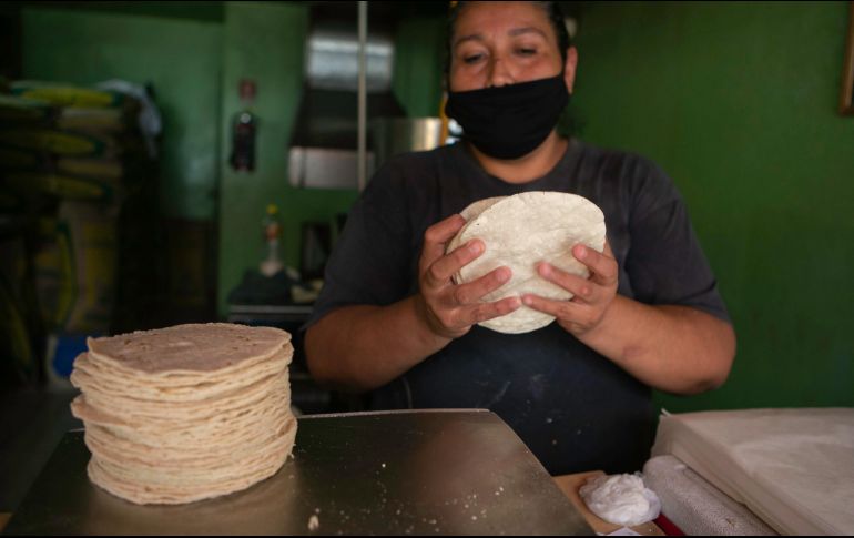 En un recorrido realizado en las tortillerías se verificó que el producto se vende hasta a 24 pesos por kilo. EL INFORMADOR/ARCHIVO