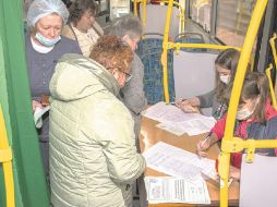 Ciudadanos ucranianos participan en el referéndum para decidir la separación de la zona del Donbás. EFE
