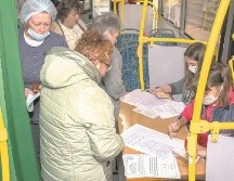 Ciudadanos ucranianos participan en el referéndum para decidir la separación de la zona del Donbás. EFE