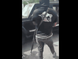 En la grabación se escucha a un hombre decirle a otro que agujere las llantas. 