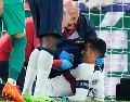 El impacto causó en el exjugador del Real Madrid una hemorragia en la nariz, misma que fue atendida rápidamente por los médicos. AP / D. Josek