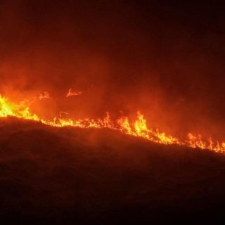 Se incendia bodega de reciclaje en SLP y llamas consumen un camión