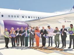 Autoridades turísticas de México y República Dominicana, en el corte del listón del vuelo inaugural. ESPECIAL