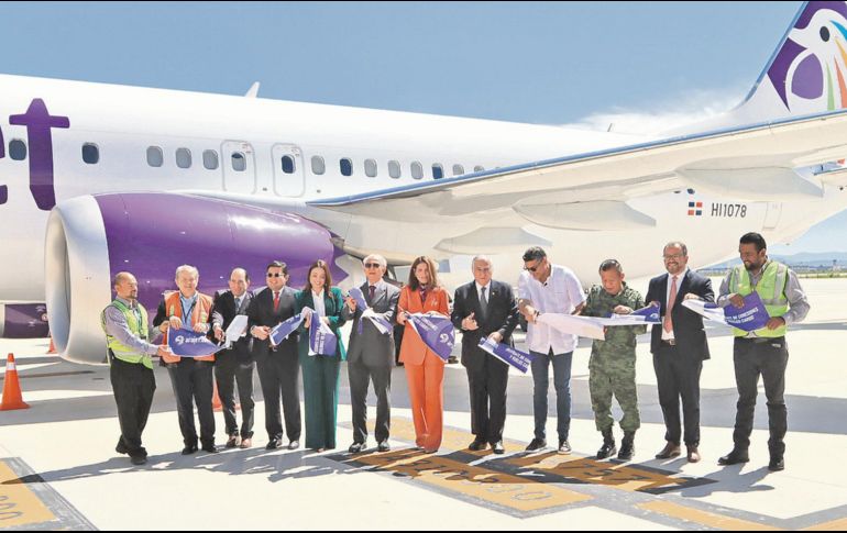 Autoridades turísticas de México y República Dominicana, en el corte del listón del vuelo inaugural. ESPECIAL