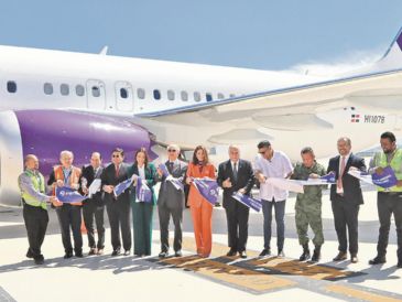 Autoridades turísticas de México y República Dominicana, en el corte del listón del vuelo inaugural. ESPECIAL
