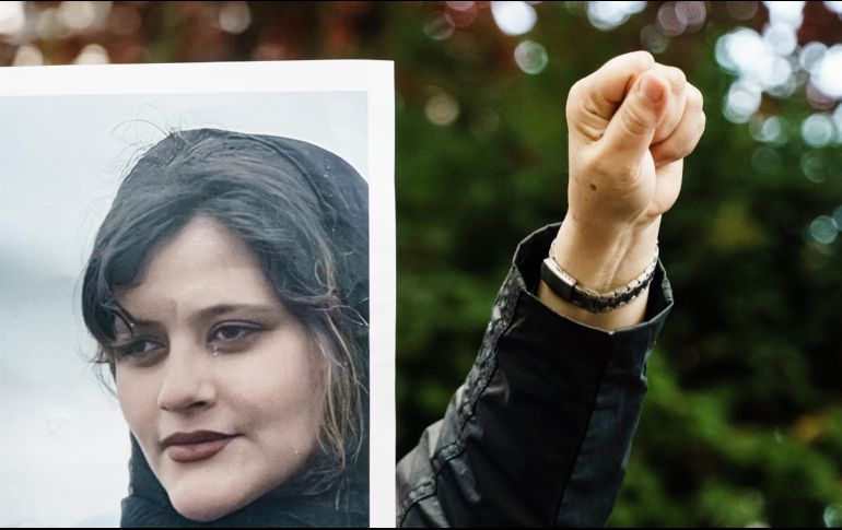 En Irán, las mujeres deben cubrirse el pelo y el cuerpo hasta debajo de las rodillas y no deben llevar pantalones ajustados. EFE / C. Bilan