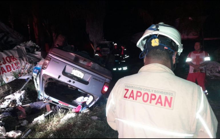 El accidente ocurrió alrededor de las 2:40 horas en la carretera Guadalajara-Tepic, a la altura del Fraccionamiento Tres Ríos Residencial. ESPECIAL / Protección Civil Zapopan
