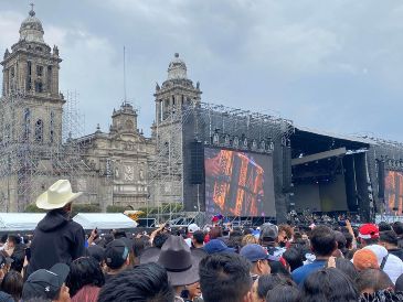 Debido a que se iba a presentar esta situación, el Gobierno de México dio a conocer desde días antes que el concierto se transmitiría en vivo desde la página de Youtube. SUN / B. Fregoso