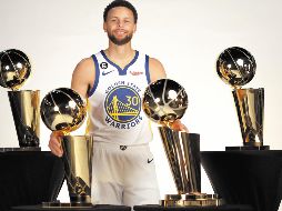 Steph Curry quiere un título más en su decimocuarta campaña en la Liga. AFP