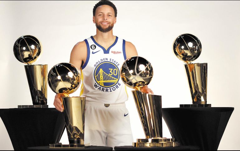 Steph Curry quiere un título más en su decimocuarta campaña en la Liga. AFP