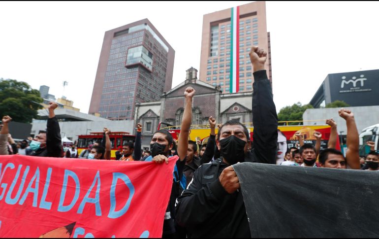 Este lunes, colectivos encabezados por padres de familia llevarán a cabo una marcha pacífica para exigir justica por los 43 estudiantes de Ayotzinapa, desaparecidos en 2014. EFE/ M. Guzmán