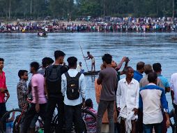 La policía redujo el número estimado de personas desaparecidas, pasando de unas 60 a unas 15, ya que varias lograron nadar y ponerse a salvo. AFP/F. Al Sabah