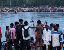 La policía redujo el número estimado de personas desaparecidas, pasando de unas 60 a unas 15, ya que varias lograron nadar y ponerse a salvo. AFP/F. Al Sabah