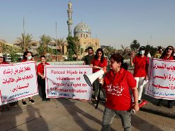 Una mujer sostiene un altavoz en una de las protestas realizadas en contra del uso obligatorio del velo. AFP