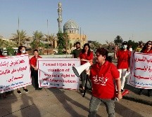Una mujer sostiene un altavoz en una de las protestas realizadas en contra del uso obligatorio del velo. AFP