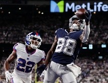 CeeDee Lamb atrapó con una mano el pase con el que los Cowboys tomaron la ventaja definitiva en el juego, justo a la mitad del último cuarto. AP/A. Hunger