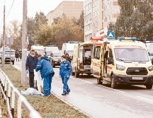 Grupos de seguridad pública y emergencias médicas llegaron a la escuela a brindar auxilio a los jóvenes agredidos. AFP
