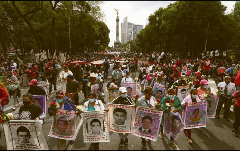 A ocho años de la desaparición de los 43 normalistas de Ayotzinapa, familiares de los estudiantes protestaron en la Ciudad de México para exigir justicia por este caso ocurrido en Iguala, Guerrero. AP