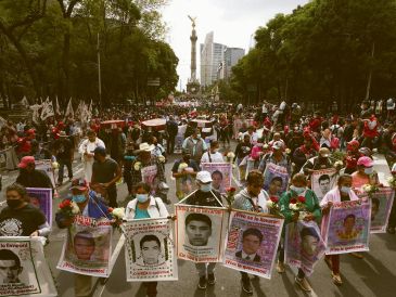 A ocho años de la desaparición de los 43 normalistas de Ayotzinapa, familiares de los estudiantes protestaron en la Ciudad de México para exigir justicia por este caso ocurrido en Iguala, Guerrero. AP