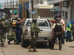 Policías y militares hacen redadas en las calles bajo el estado de excepción. DONALD DÍAZ / BBC