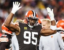 Myles Garrett y sus compañeros regresaron a entrenar después de un fin de semana largo tras vencer el jueves en casa a los Steelers de Pittsburgh. AFP / ARCHIVO