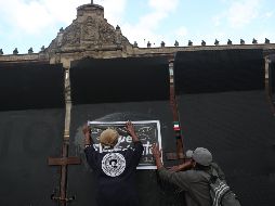 Las vallas permanecen en todo el frente de la Catedral Metropolitana y de Palacio Nacional, así como los accesos de la calle Moneda y Corregidora. EFE / S. Gutiérrez