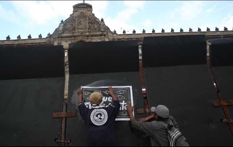 Las vallas permanecen en todo el frente de la Catedral Metropolitana y de Palacio Nacional, así como los accesos de la calle Moneda y Corregidora. EFE / S. Gutiérrez