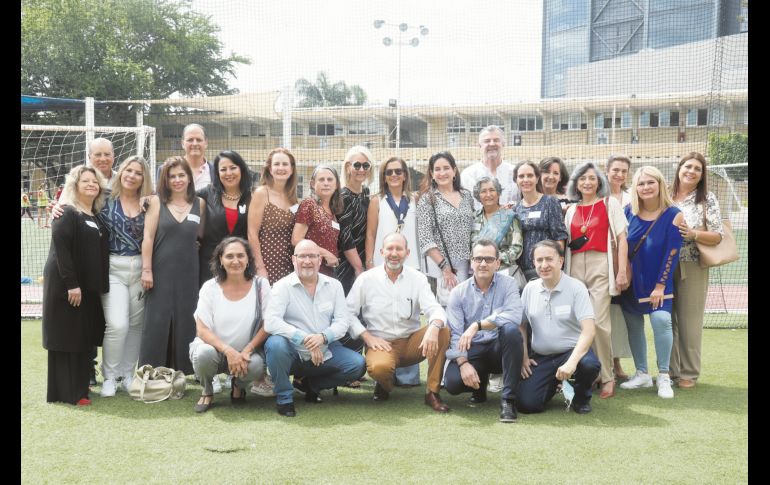 Parte de la generación ’82 del ASFG con el antiguo edificio de fondo. GENTE BIEN JALISCO/Claudio Jimeno