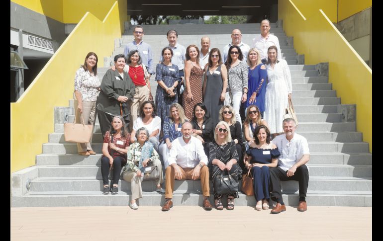 Parte de la generación ’82 del ASFG con el nuevo edificio de fondo. GENTE BIEN JALISCO/Claudio Jimeno