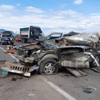 Vuelca camioneta con jornaleros en La Barca; hay un muerto y 24 heridos