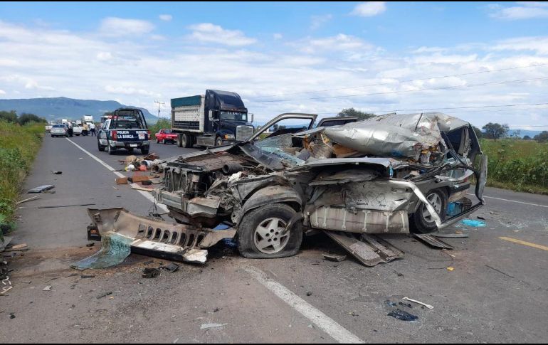 Autoridades locales en conjunto con elementos de Protección Civil Jalisco atienden el fatal accidente suscitado en el municipio de La Barca. CORTESÍA/@PCJalisco