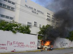 Imágenes del camión en llamas tras la manifestación del martes para exigir justicia por los normalistas de Ayotzinapa. AFP/F. Robles