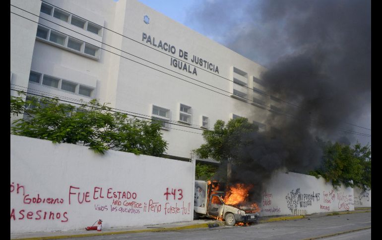Imágenes del camión en llamas tras la manifestación del martes para exigir justicia por los normalistas de Ayotzinapa. AFP/F. Robles