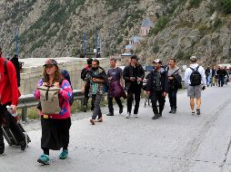 Manifestantes que sostenían banderas georgianas y ucranianas y pancartas con frases como 