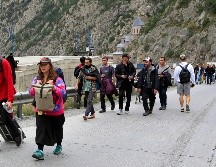 Manifestantes que sostenían banderas georgianas y ucranianas y pancartas con frases como 