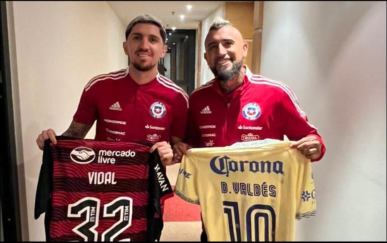 El Rey Arturo posó junto a Diego Valdés y presumió la playera de las Águilas. TWITTER/@kingarturo23