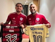 El Rey Arturo posó junto a Diego Valdés y presumió la playera de las Águilas. TWITTER/@kingarturo23