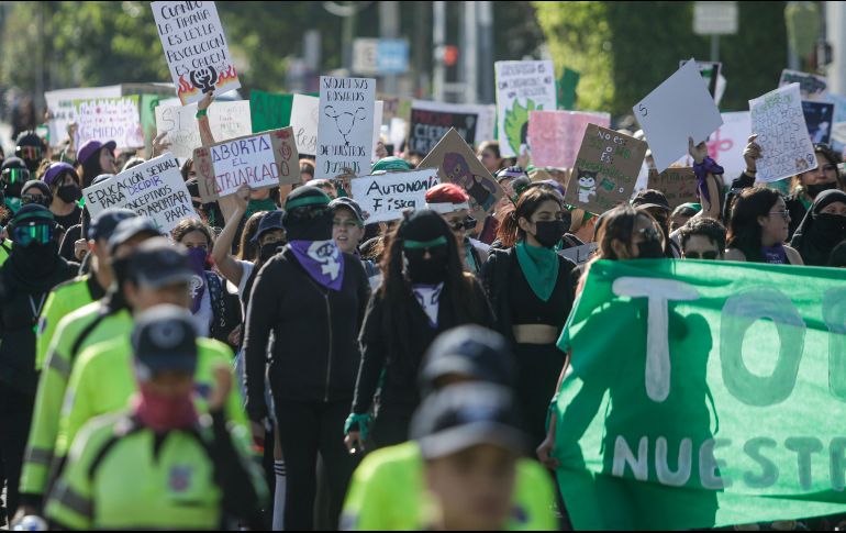 Entre pancartas y pañuelos morados y verdes, alzando consignas como “aborto sí, aborto no. Eso lo decido yo”, las colectivas  se manifestaron. EL INFORMADOR/C. ZEPEDA