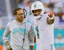 Mike McDaniel (izq.), entrenador de los Dolphins, ha iniciado bien su relación con el quarterback Tua Tagovailoa. AFP/M. Briggs