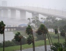 Las ráfagas de viento soplan en el puente Causeway mientras el huracán Ian avanza en Sarasota, Florida. GETTY IMAGES