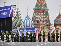 Soldados rusos permanecen en la Plaza Roja de Moscú ante la ceremonia de incorporación de nuevos territorios a Rusia. AFP / A. Nemenov