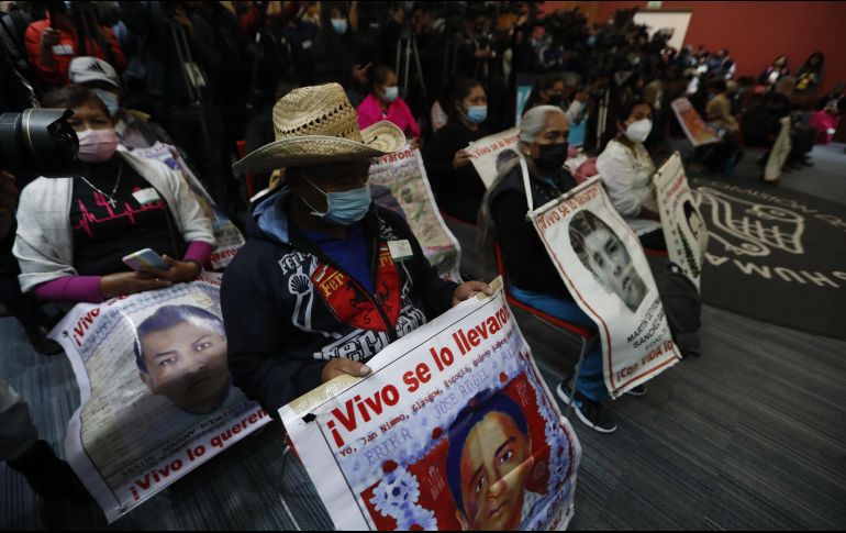 Familiares de estudiantes desaparecidos de Ayotzinapa asisten a una reunión de los miembros del Grupo Interdisciplinario de Expertos Independientes, en la Ciudad de México. EFE/M. Guzmán