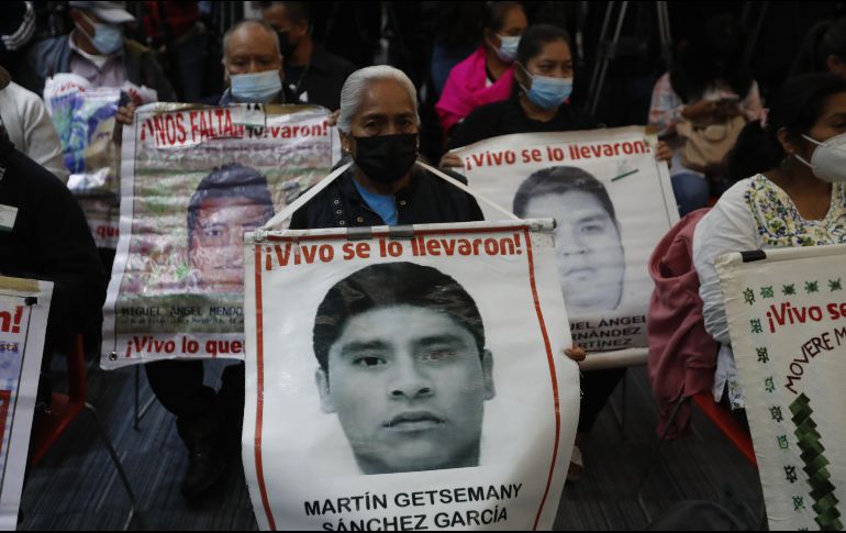 Familiares de estudiantes desaparecidos de Ayotzinapa asisten a una reunión de los miembros del Grupo Interdisciplinario de Expertos Independientes. EFE/M. Guzmán