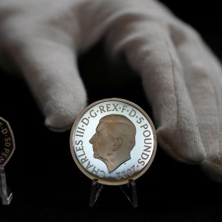 Presentan las primeras monedas con la imagen del rey Carlos III, ¡conócelas!