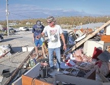 Habitantes de la costa oeste de Florida iniciaron las labores de limpieza de sus casas afectadas por el paso de “Ian”. AFP