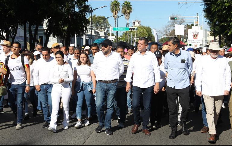 Los padres del alumno y el rector Ricardo Villanueva, lideraron la manifestación. EL INFORMADOR/A. Camacho