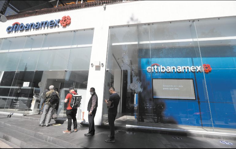 Con el nuevo incremento, especialistas recomiendan manejar con mucho cuidado las tarjetas de crédito. EFE