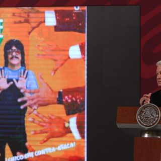 López Obrador responde con canción al "hackeo" a Sedena