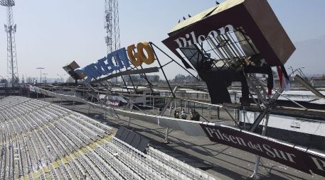 Los hechos ocurrieron cuando un grupo de seguidores escaló la estructura metálica donde se ubica la publicidad en una de las tribunas y ésta colapsó sobre la grada por el peso adicional. AFP / J. E. López